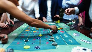 Studio live casino dengan dealer profesional di meja blackjack